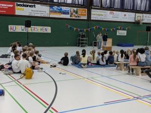 Mit einem lachenden und einem weinenden Auge