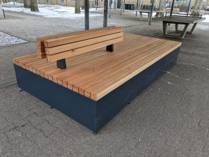 Neue Sitzgelegenheit auf dem Schulhof