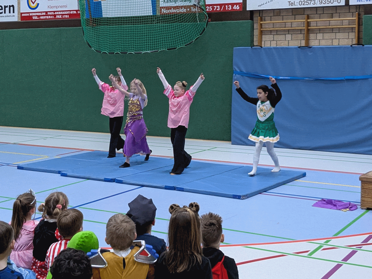 Noch einmal die Tänzerinnen der 4a und 4b