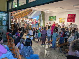 Schulsingen (Thema: Karneval) und Urkundenverleihung